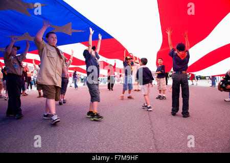 Cubscouts Boyscouts et nous passons en dessous d'un drapeau pour le bicentenaire de la guerre de 1812 qui a aussi des espaces pour l et drapeau britannique, USS Constitution Museum, et navire Freedom Trail, Charlestown, Boston, MA Banque D'Images