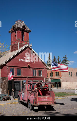 Clocher du service d'incendie et un camion rouge avec drapeau américain, Ridgeway, CO Banque D'Images