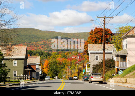 Conduire dans le North Adams, Massachusetts dans l'automne Banque D'Images