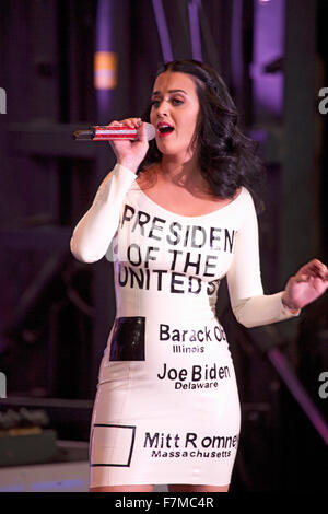 La chanteuse pop Katy Perry porte une robe 'Tour' en chantant lors d'un rassemblement électoral du Président Barack Obama, le 24 octobre 2012, Doolittle Park, Las Vegas, Nevada Banque D'Images