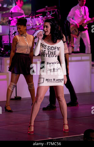 La chanteuse pop Katy Perry porte une robe 'Tour' en chantant lors d'un rassemblement électoral du Président Barack Obama, le 24 octobre 2012, Doolittle Park, Las Vegas, Nevada Banque D'Images