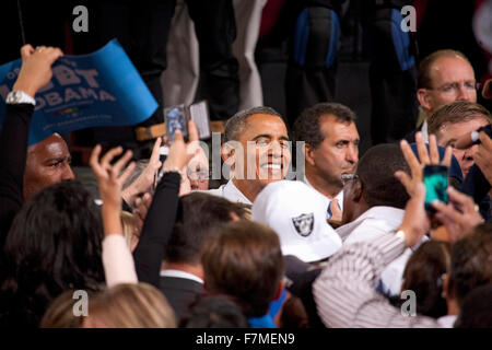 Le président américain Barack Obama serre la main au rallye de campagne présidentielle, le 24 octobre 2012, Doolittle Park, Las Vegas, Nevada Banque D'Images
