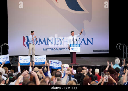 Gouverneur Mitt Romney, le candidat présidentiel républicain de 2012, membre du Congrès et Paul Ryan le candidat à la vice-présidence, vague à l'auditoire à la campagne présidentielle rassemblement à Henderson, Nevada, Henderson Pavilion, Octobre 23, 2012 Banque D'Images