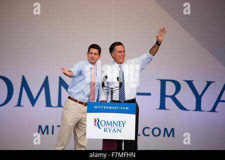 Gouverneur Mitt Romney, le candidat présidentiel républicain de 2012, membre du Congrès et Paul Ryan le candidat à la vice-présidence, vague à l'auditoire à la campagne présidentielle rassemblement à Henderson, Nevada, Henderson Pavilion, Octobre 23, 2012 Banque D'Images