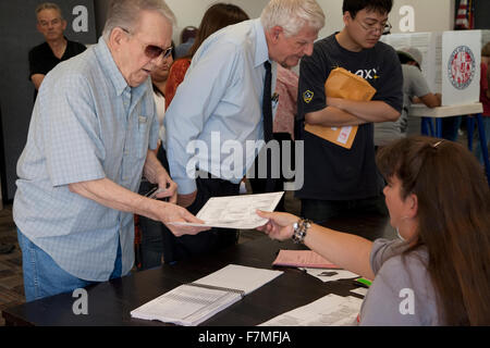 Les électeurs au bureau de scrutin de l'élection présidentielle de 2012, le comté de Ventura, Californie, le 6 novembre 2012 Banque D'Images