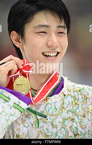 Nagano, au Japon. 28 Nov, 2015. Yuzuru Hanyu (JPN) Figure Skating : Yuzuru Hanyu du Japon célèbre avec sa médaille d'or lors de la cérémonie de remise des prix du tournoi sur deux jours de la finale du Grand Prix of Figure Skating 2015 Trophée NHK à grand chapeau à Nagano, au Japon . © Hitoshi Mochizuki/AFLO/Alamy Live News Banque D'Images
