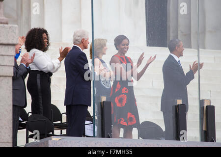 Le président américain Barack Obama, la Première Dame Michelle Obama, Caroline Kennedy, l'ancien président Bill Clinton, Oprah Winfrey d'écouter l'hymne national lors de la cérémonie que la liberté retentisse au Lincoln Memorial le 28 août 2013 à Washington, DC. Banque D'Images