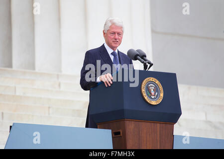 L'ancien président américain Bill Clinton parle que la liberté retentisse pendant la commémoration, le 50e anniversaire de la Marche sur Washington pour l'emploi et la liberté au Lincoln Memorial à Washington, DC Le 28 août 2013. Banque D'Images