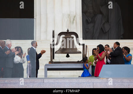 Le président américain Barack Obama, l'ancien président Jimmy Carter et Bill Clinton watch en tant que membres de feu le Dr Martin Luther King, Jr. est un anneau de la famille Bell que la liberté retentisse au cours de la commémoration et de l'appel à l'action pour commémorer le 50e anniversaire de la Marche sur Washington pour l'emploi et la liberté au Lincoln Memorial à Washington, DC Le 28 août 2013. Banque D'Images