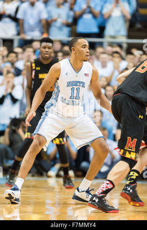 Chapel Hill, North Carolina, USA. 1er décembre 2015. North Carolina Tar Heels de l'avant Brice Johnson (11) en action au cours de jeu de basket-ball de NCAA entre les Maryland Terrapins et le North Carolina Tar Heels au centre Dean Smith à Chapel Hill, Caroline du Nord. Reagan Lunn/CSM/Alamy Live News Banque D'Images