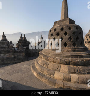 Borobudur temple complexe sur l'île de Java en Indonésie le matin au lever du soleil Banque D'Images