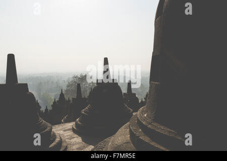 Borobudur temple complexe sur l'île de Java en Indonésie le matin au lever du soleil Banque D'Images