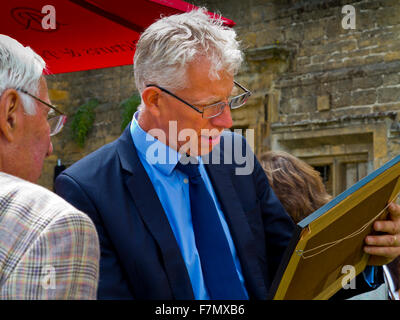 Art expert Rupert Maas pendant le tournage de BBC TV Antiques Roadshow de programme au château de Bolsover Derbyshire UK Banque D'Images