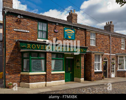 Rovers Return Inn un pub sur l'ensemble de Coronation Street un opéra de savon fabriqué par ITV en Angleterre Manchester UK Banque D'Images