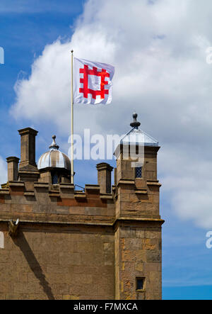 English Heritage flag flying sur un poteau au-dessus de Château de Bolsover dans North East Derbyshire England UK Banque D'Images