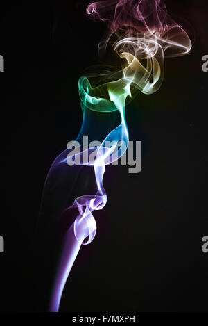 La fumée de couleur arc-en-ciel sur un fond noir Banque D'Images