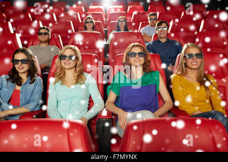 Happy friends watching movie en 3d Theatre Banque D'Images