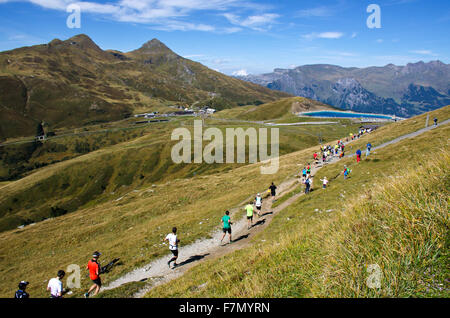 Porteur approche Kleine Scheidegg arrivée 2015 Jungfrau Marathon race d'Interlaken à Kleine Scheideg Banque D'Images