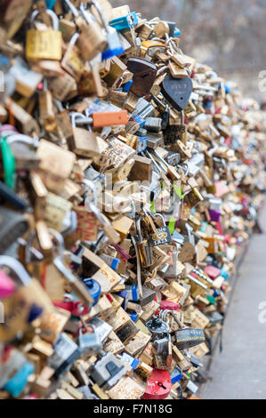 La tradition de laisser clavier se verrouille sur un pont pour représenter l'amour et les souvenirs Banque D'Images