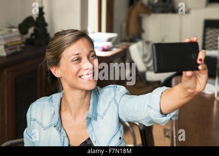 Woman with smartphone selfies Banque D'Images