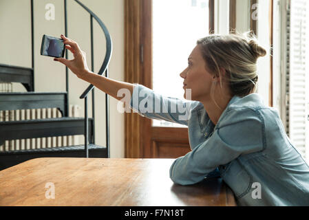 Woman with smartphone selfies Banque D'Images