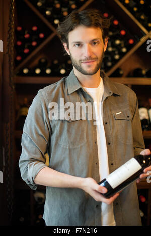 Vendeur de vin la sélection de bouteille de vin Banque D'Images