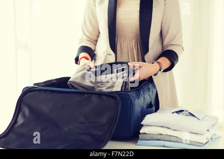 Femme vêtements homme formelle d'emballage dans un sac de voyage Banque D'Images