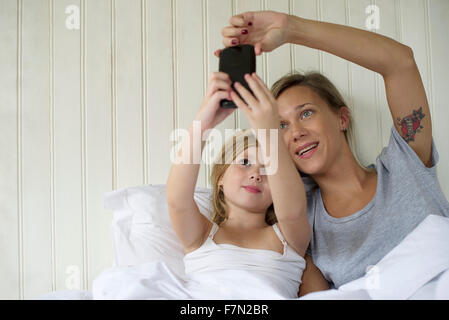 Mère et fille selfies qui pose pour Banque D'Images