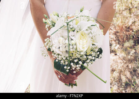 Bride holding bouquet de fleurs, cropped Banque D'Images