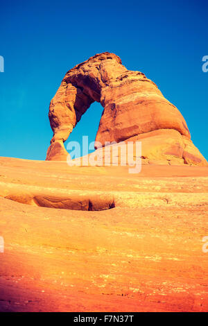 Tons Vintage Delicate Arch au coucher du soleil, de l'Utah, USA. Banque D'Images