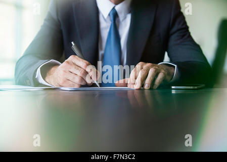 Man doing paperwork Banque D'Images