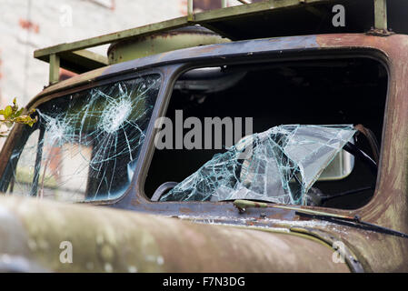 Chariot de guerre avec l'extérieur en verre pare-brise cassé Banque D'Images