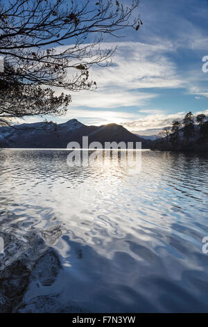 Coucher de soleil sur Catbells et Derwent Water, Novembre 2015 Banque D'Images