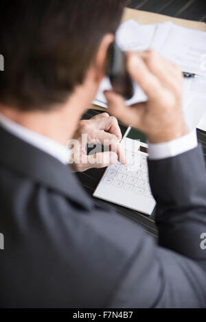 Comptable making phone call Banque D'Images