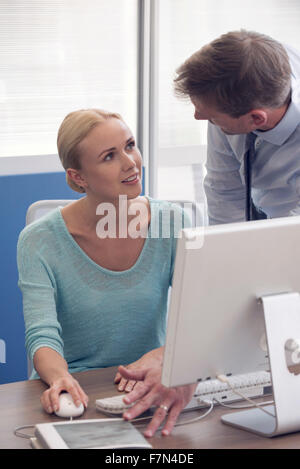 Office worker expliquant aux nouveaux processus employé Banque D'Images