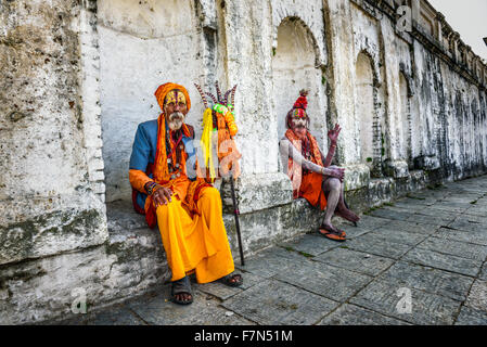 L'errance Shaiva sadhus (saints hommes) avec la peinture corporelle traditionnelle dans l'ancien temple de Pashupatinath Banque D'Images