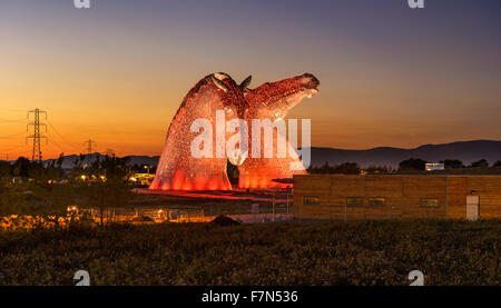 Les Kelpies statue cheval éclairé la nuit à l'Hélix Park à Falkirk, en Écosse Banque D'Images