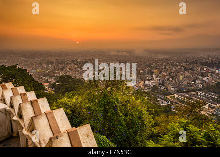 Lever du soleil au-dessus de Katmandou, Népal, vu du Temple de Swayambhunath. Traitement HDR. Banque D'Images