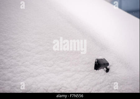 Voiture couverte de neige avec wing mirror montrant à travers la neige Banque D'Images