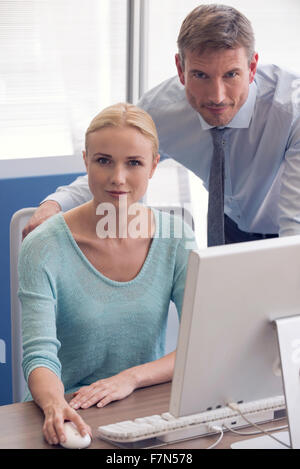 Collègues collaborant Banque D'Images