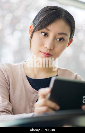 Woman using digital tablet Banque D'Images