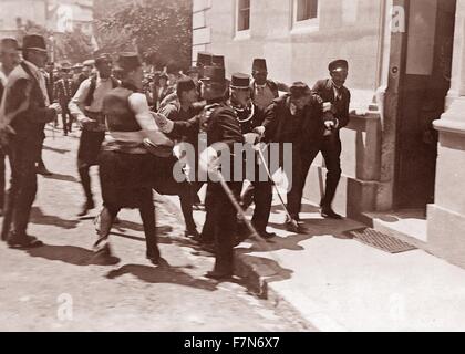 Gavrilo Princip était un Serbe de Bosnie qui a assassiné l'archiduc François-Ferdinand d'Autriche et son épouse, Sophie, duchesse de Hohenberg, à Sarajevo le 28 juin 1914, est arrêté. Banque D'Images