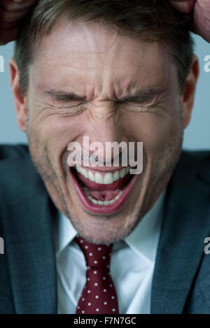 Businessman shouting in frustration Banque D'Images