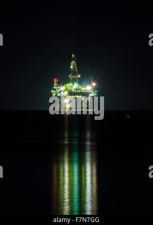 Une vue de la nuit de la plate-forme de forage d'huile allumé sur le littoral de Limassol, à Chypre. La plate-forme pétrolière est flottant dans la Mediterrane Banque D'Images