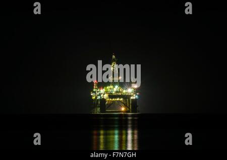 Une vue de la nuit de la plate-forme de forage d'huile allumé sur le littoral de Limassol, à Chypre. La plate-forme pétrolière est flottant dans la Mediterrane Banque D'Images