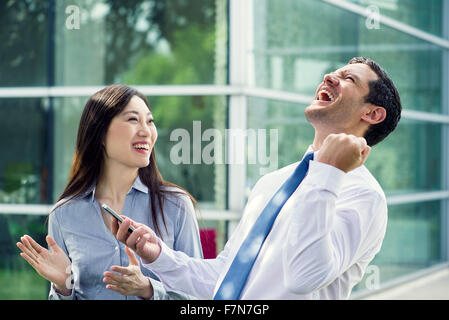 Businessman celebrating bonne nouvelle avec collègue Banque D'Images