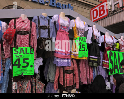 L'habillement pour l'Oktoberfest, Munich à Hauptbahnhof, réduit le week-end dernier,120 à 45 Euros Banque D'Images