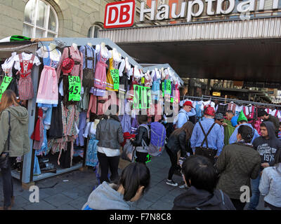 L'habillement pour l'Oktoberfest à Munich Hauptbahnhof,réduit, dernier week-end Banque D'Images