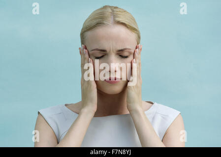 Woman face dans les mains, les yeux fermés Banque D'Images