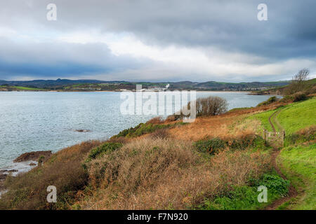 La marche de South West Coast Path à l'approche de Polkerrisnear St Austell sur la côte sud des Cornouailles Banque D'Images